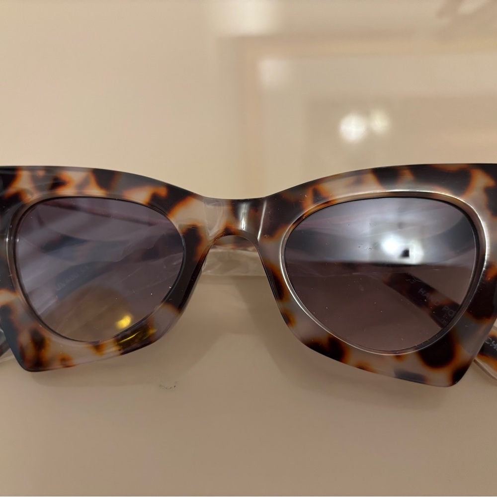 Elegant Tortoise Shell Sunglasses